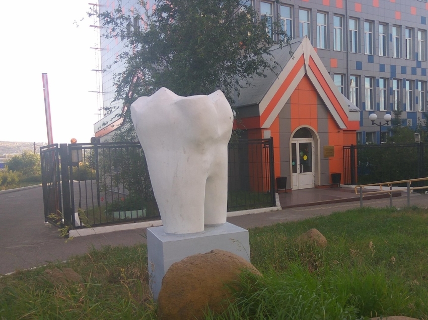 Читинский памятник зубу вошел в энциклопедию самых необычных скульптур России 